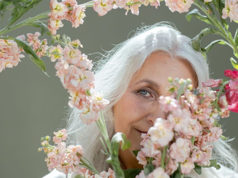 Oma hinter Blumen