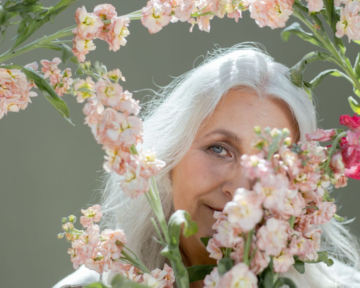 Oma hinter Blumen