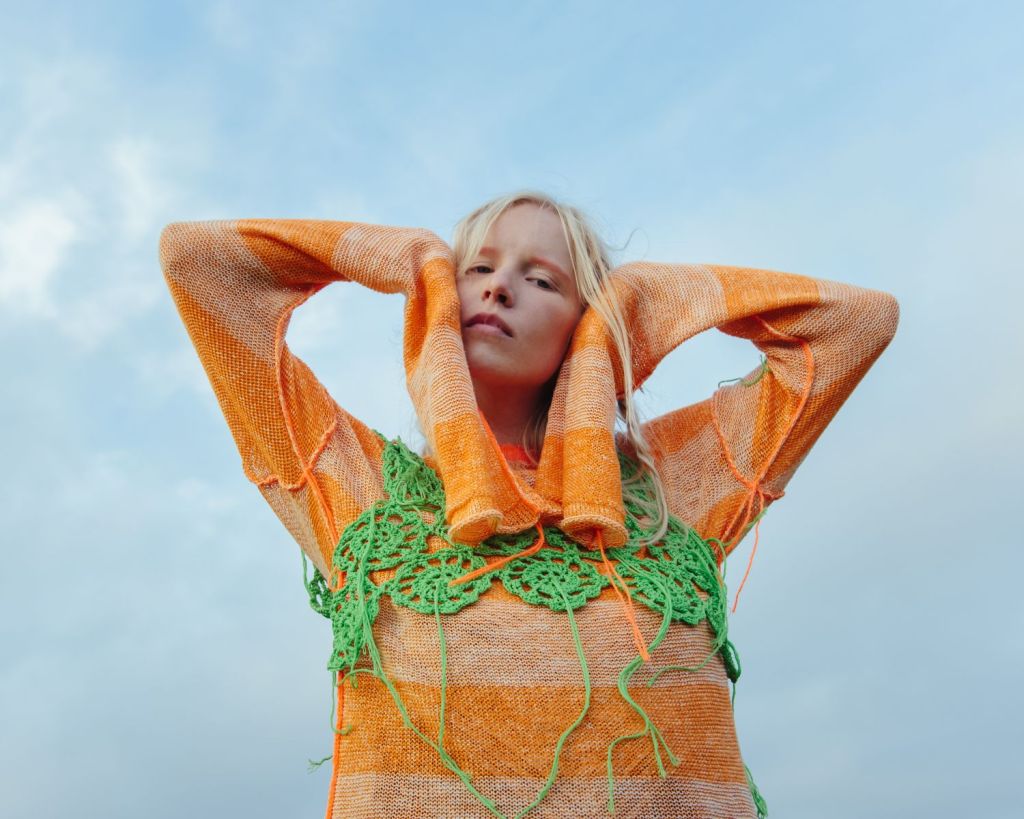 Frau mit gehäkelten Sachen