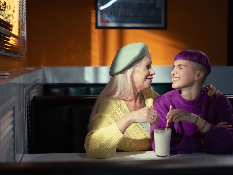 Oma lacht mit Enkelin