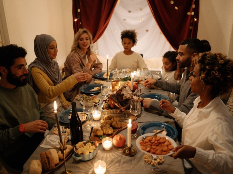 Menschen sitzen an einem Dinner-Tisch