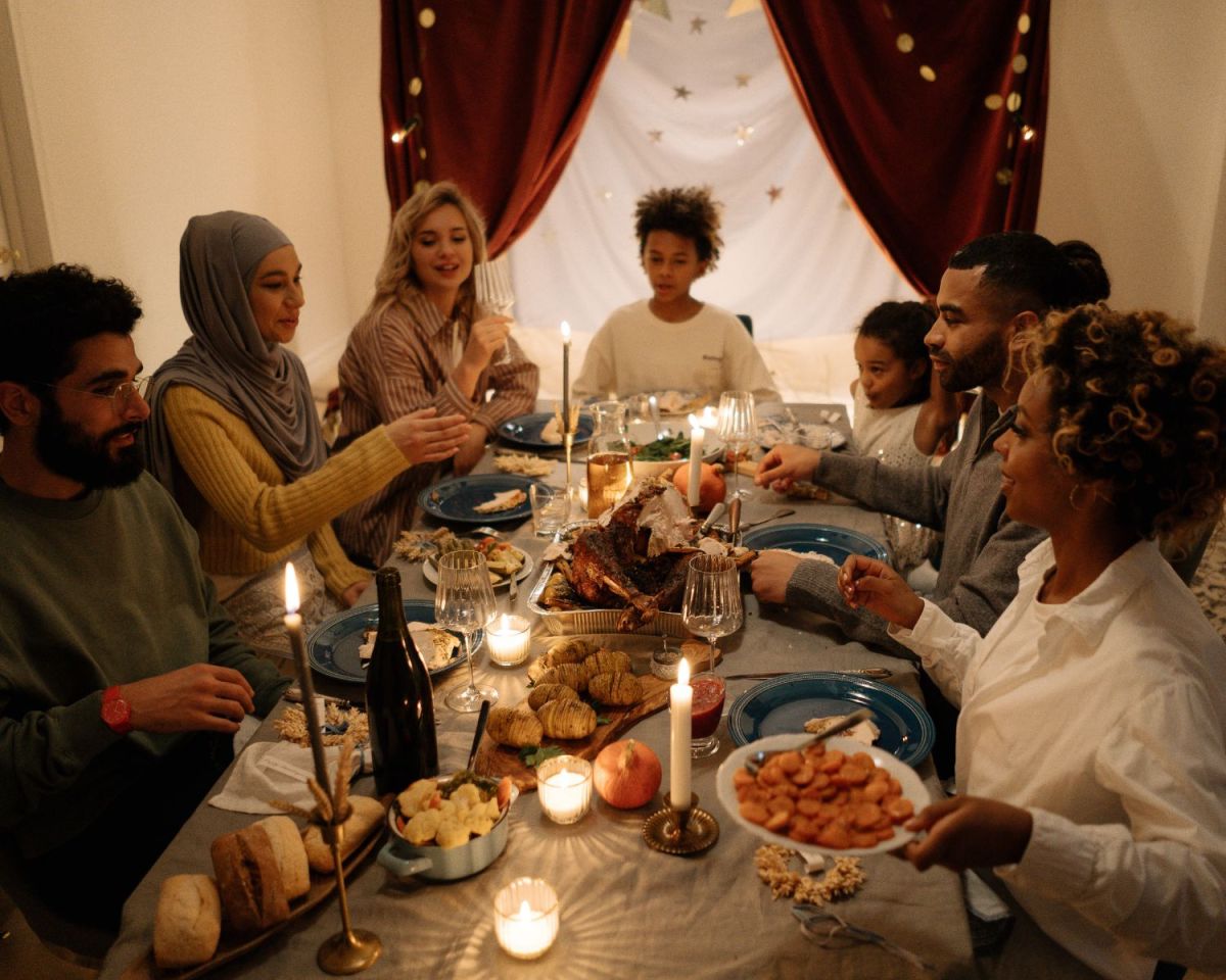 Menschen sitzen an einem Dinner-Tisch
