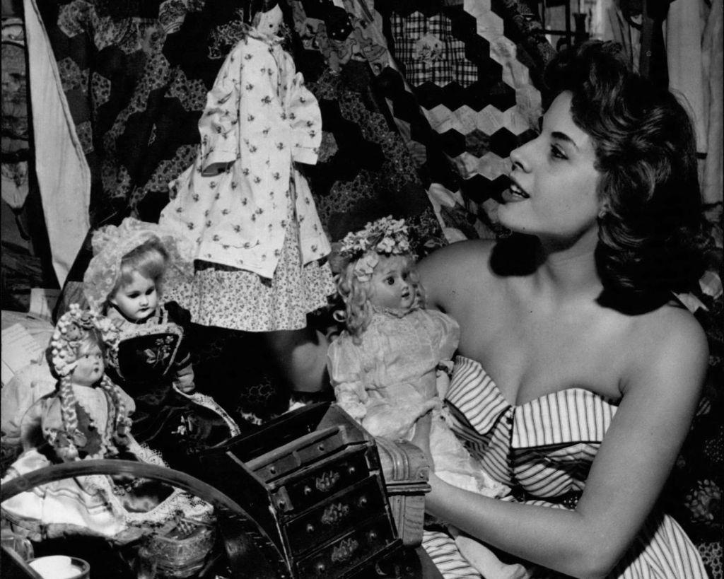 Frau mit Porzellanpuppe