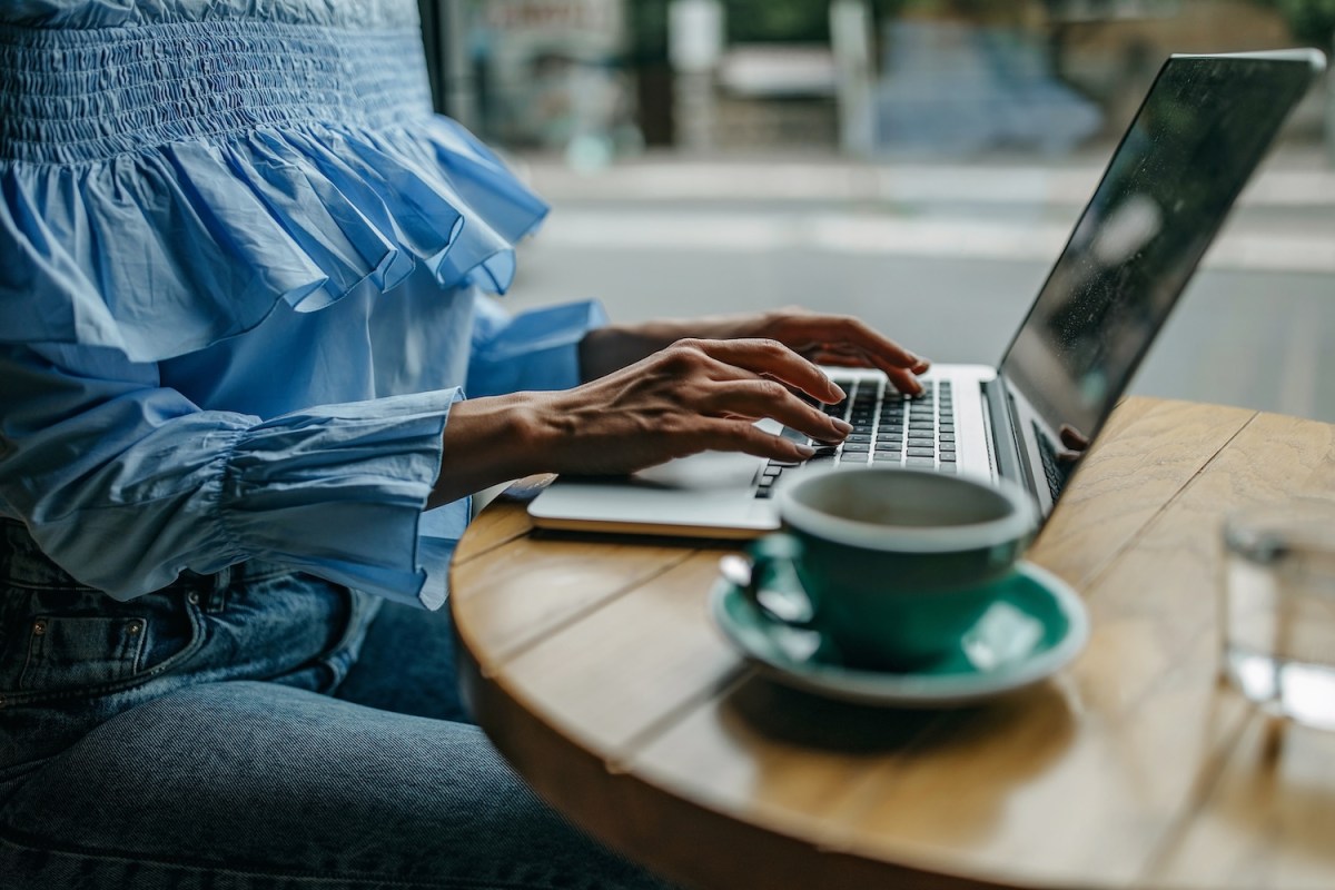 Eine Frau arbeitet im Café.