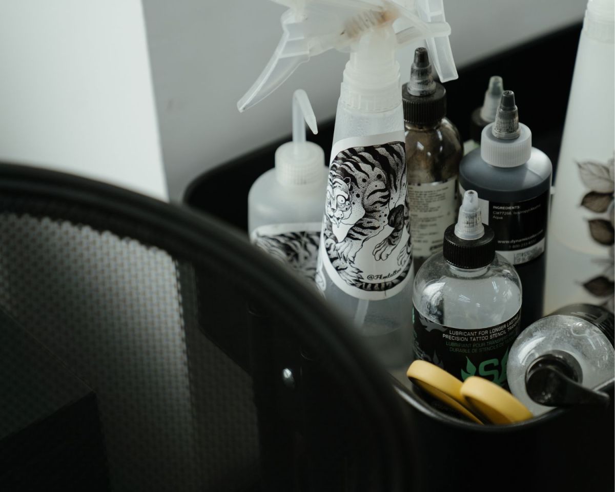 Putzmittel in einem Korb