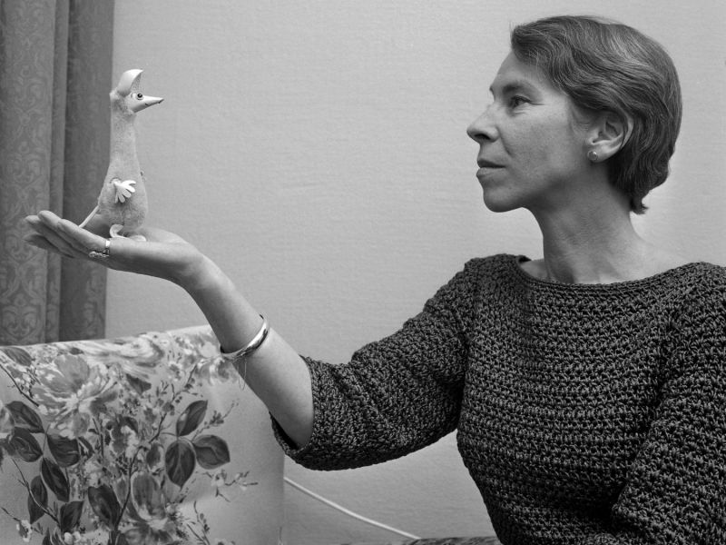 Frau hält eine Sammelfigur in der Hand.