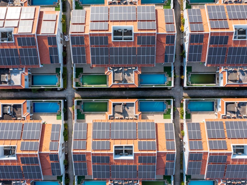 Häuserdächer mit Solar.