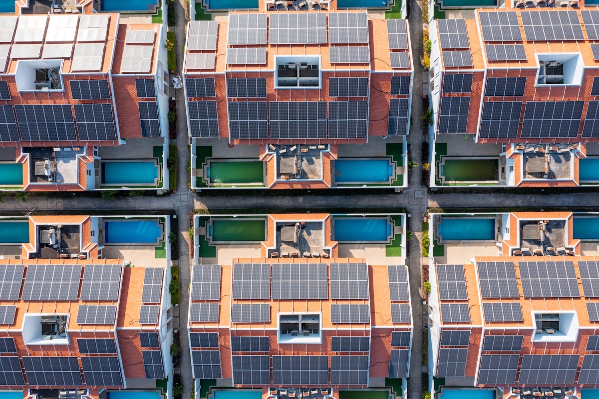 Häuserdächer mit Solar.