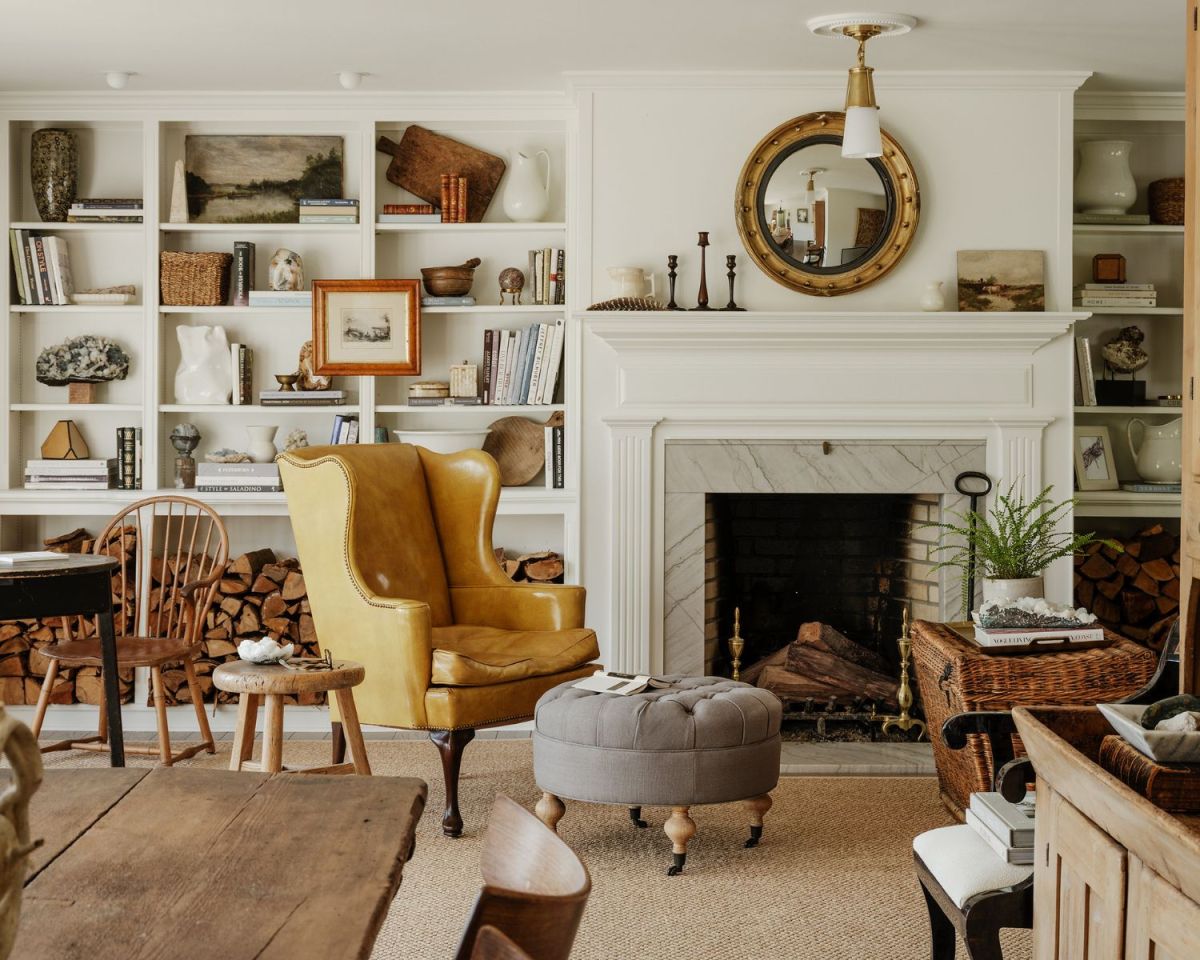 Interior eines Wohnzimmers mit einem Sessel vor dem Kamin