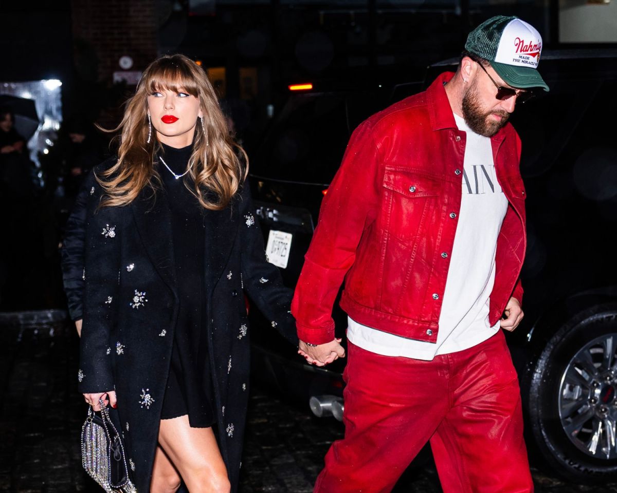 Taylor Swift und Travis Kelce halten Händchen.