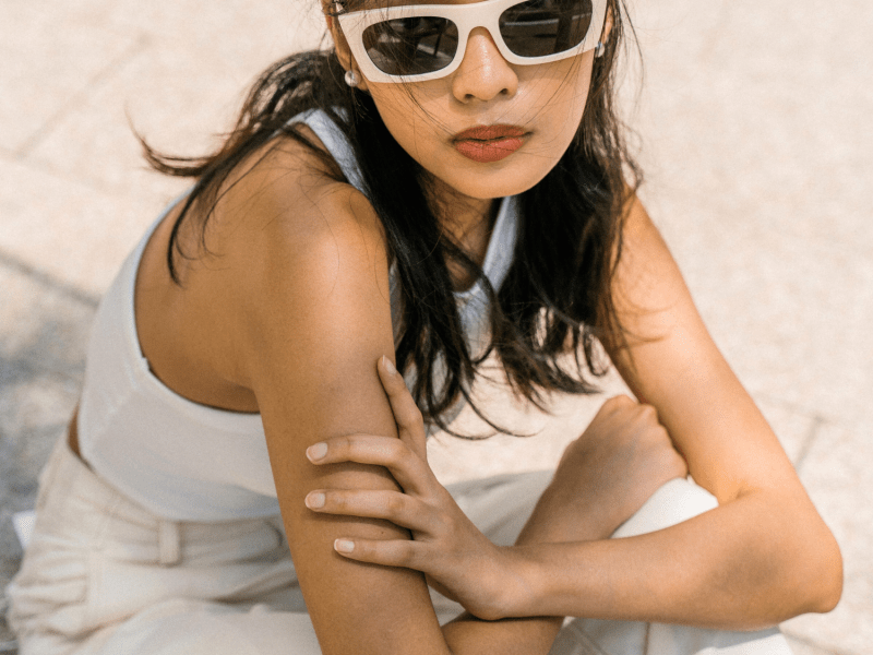 Frau mit Sonnenbrille