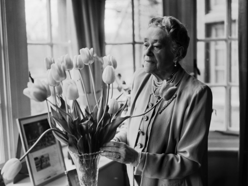 Ältere Frau mit Vase