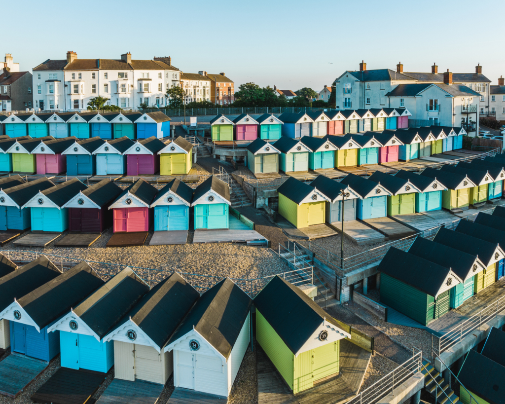 Bunte Strandhütten säumen die Promenade von Walton-on-the-Naze, North Essex Coastline, Großbritannien.