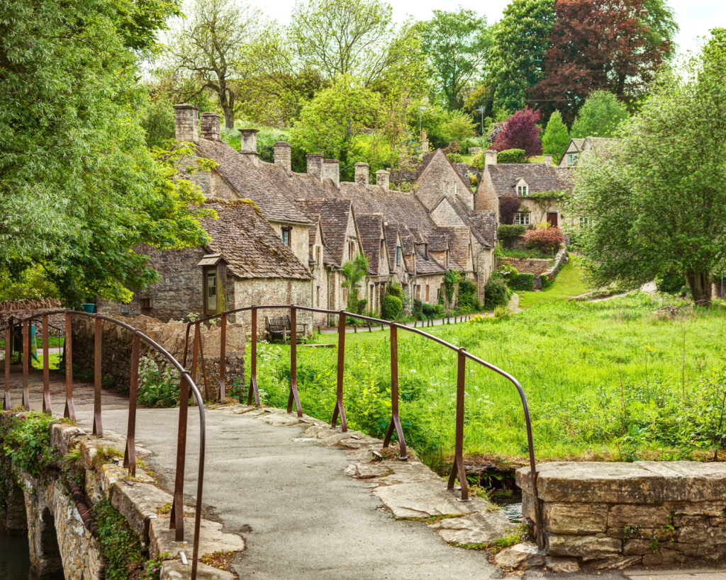 Nur wenige Autostunden entfernt von der pulsierenden Großstadt London, finden sich Besucher*innen in einem von Sagen umwobenen Märchendorf wieder.