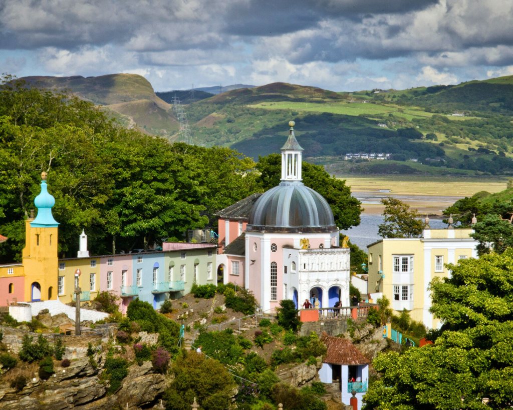 Portmeirion ist ein kleines, abgelegenes, neu erschaffenes Dorf an der Küste von Snowdonia im Norden Wales in Großbritannien.