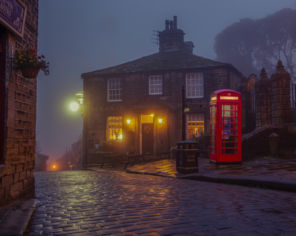 Die Natur rund um Haworth in West Yorkshire, England, ist geprägt von den wilden und dramatischen Yorkshire Moors und der Heidelandschaft. 