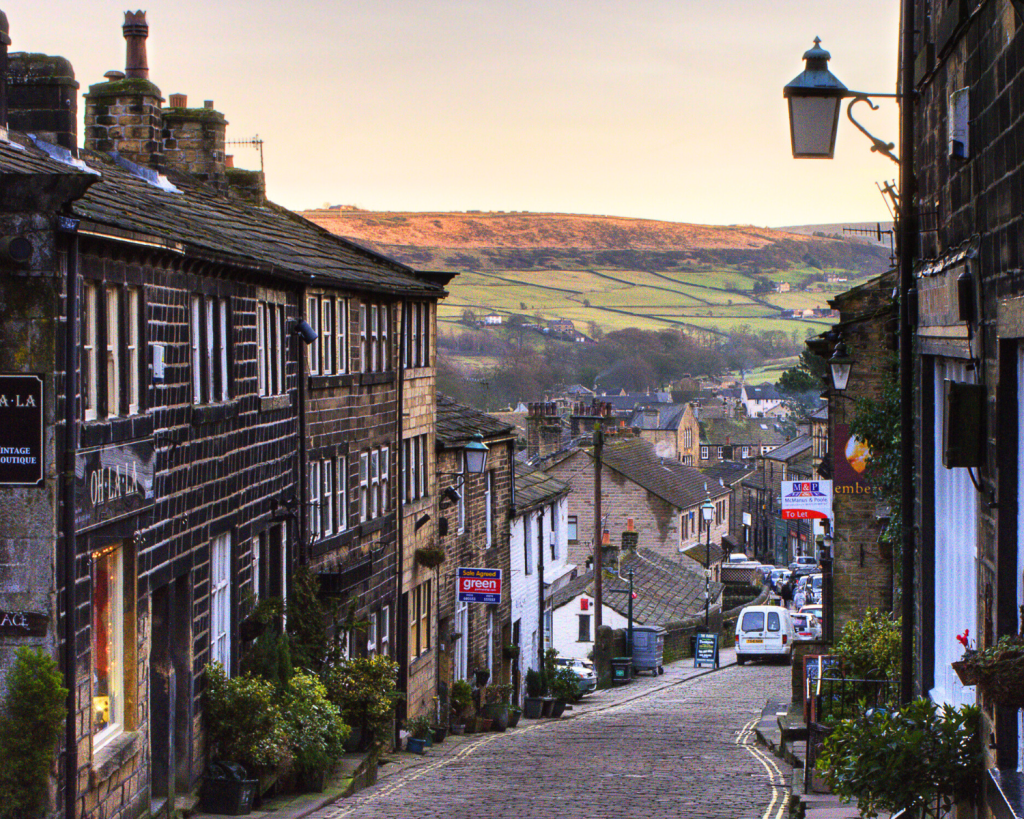 In der Altstadt von Haworth befindet sich im ehemaligen Pfarrhaus gegenüber der Kirche St Michael and All Angels das Brontë Parsonage Museum.