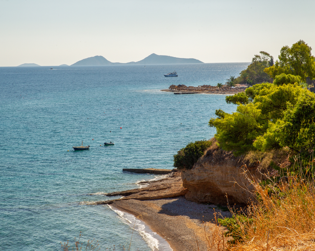  Die kosmopolitische Insel Spetses im Saronischen Golf bietet sich sowohl zum Tagesausflug als auch für einen längeren Aufenthalt an.