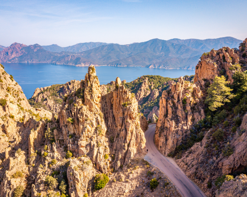 Korsika, eine bergige Mittelmeerinsel, ist eine Mischung aus eleganten Küstenstädten, dichtem Wald und zerklüfteten Gipfeln.