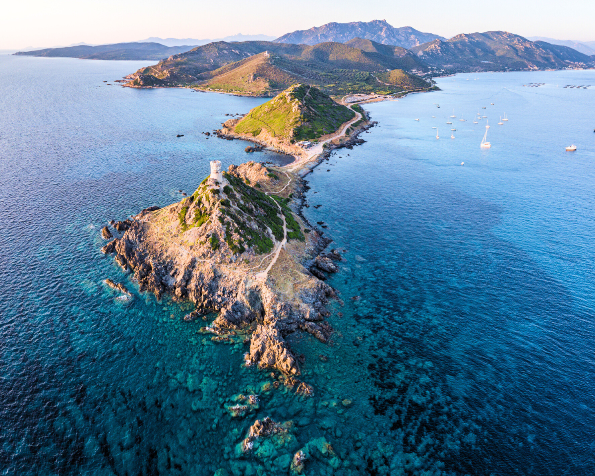 Strand oder Gipfel? Diese Insel trägt den Namen