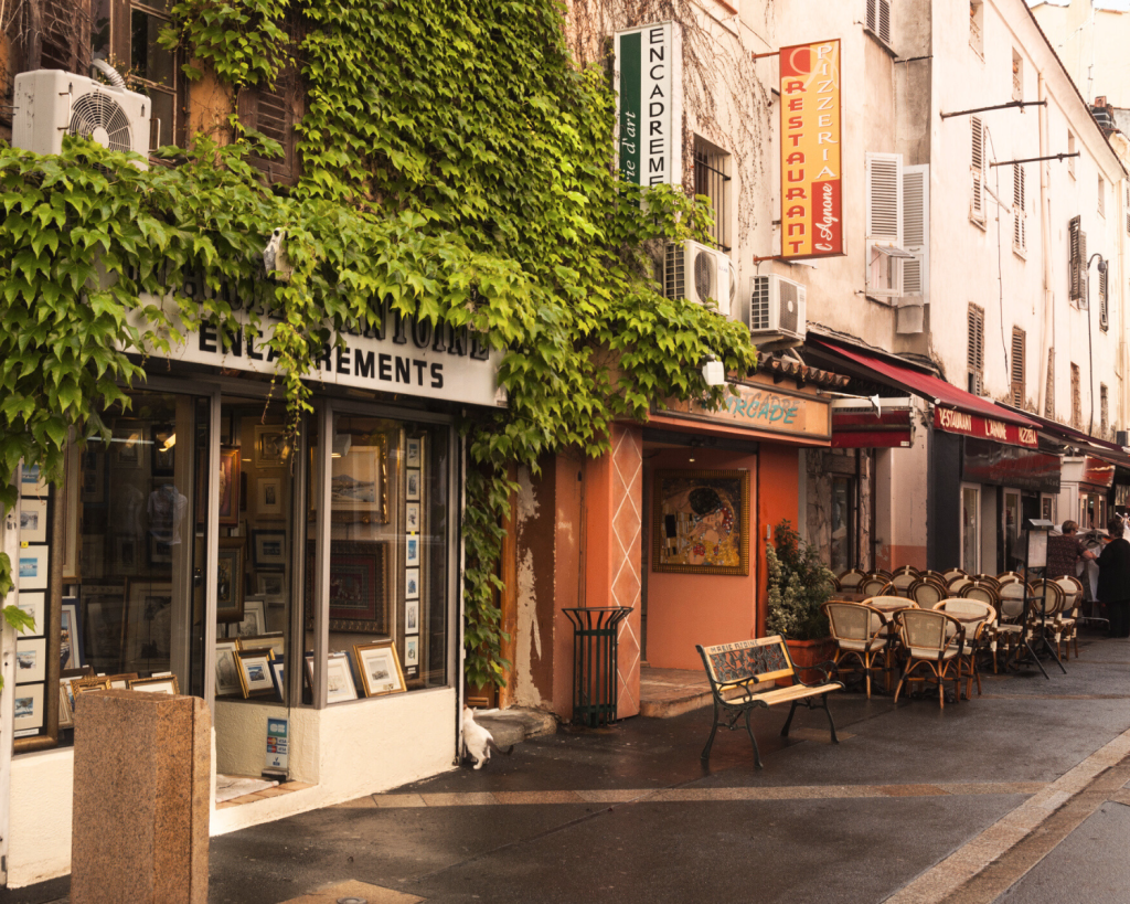 Ajaccio, sprich Aschaxio, (korsisch: Aiacciu) ist die Hauptstadt Korsikas und zugleich die Geburtsstadt von Napoleon Bonaparte, der hier allgegenwärtig ist.