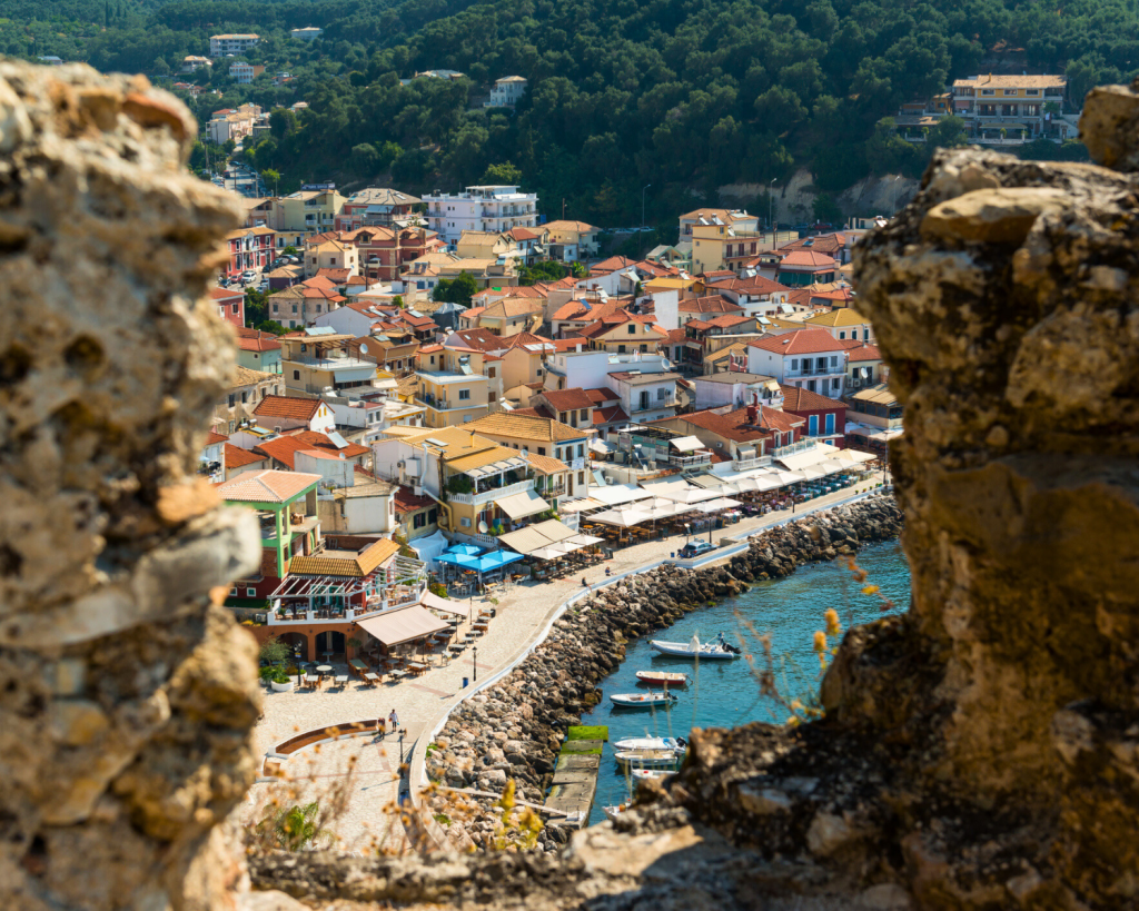 Der Hauptstrand von Parga, Kryoneri, ist ein postkartenschöner, goldener Sandstrand in einer kleinen, geschützten Bucht.