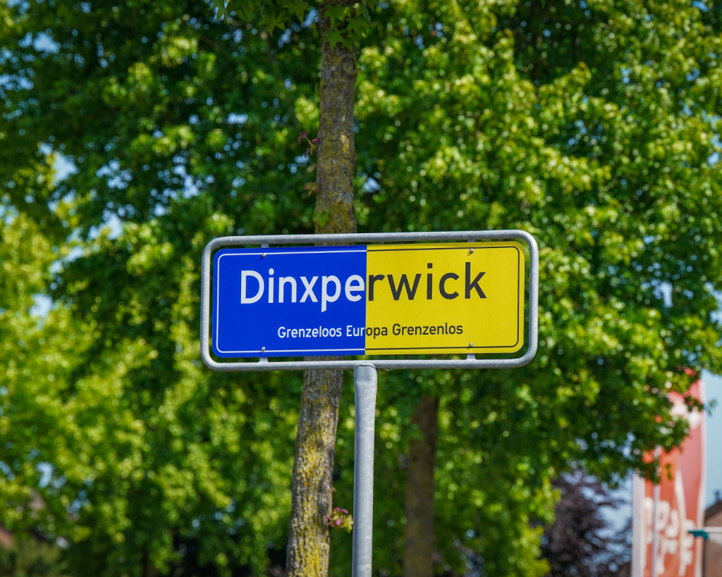 Es gibt sogar eine Polizeiwache, die für beide "Seiten" arbeitet.