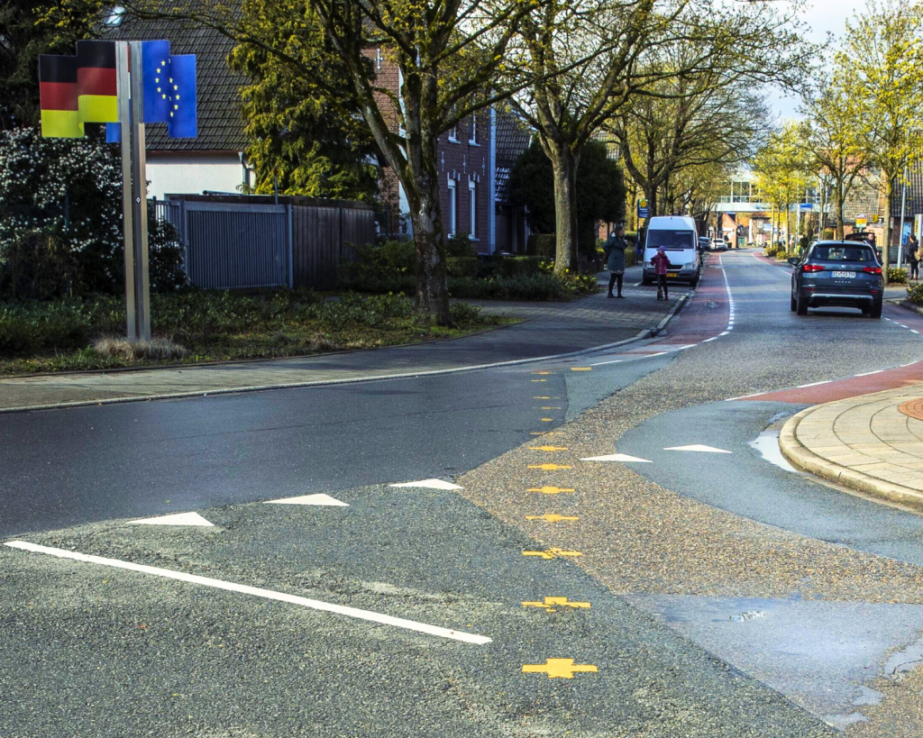 Am Hellweg, auf der niederländischen Seite Heelweg genannt, stehen deutsche und niederländische Häuser einander direkt gegenüber.
