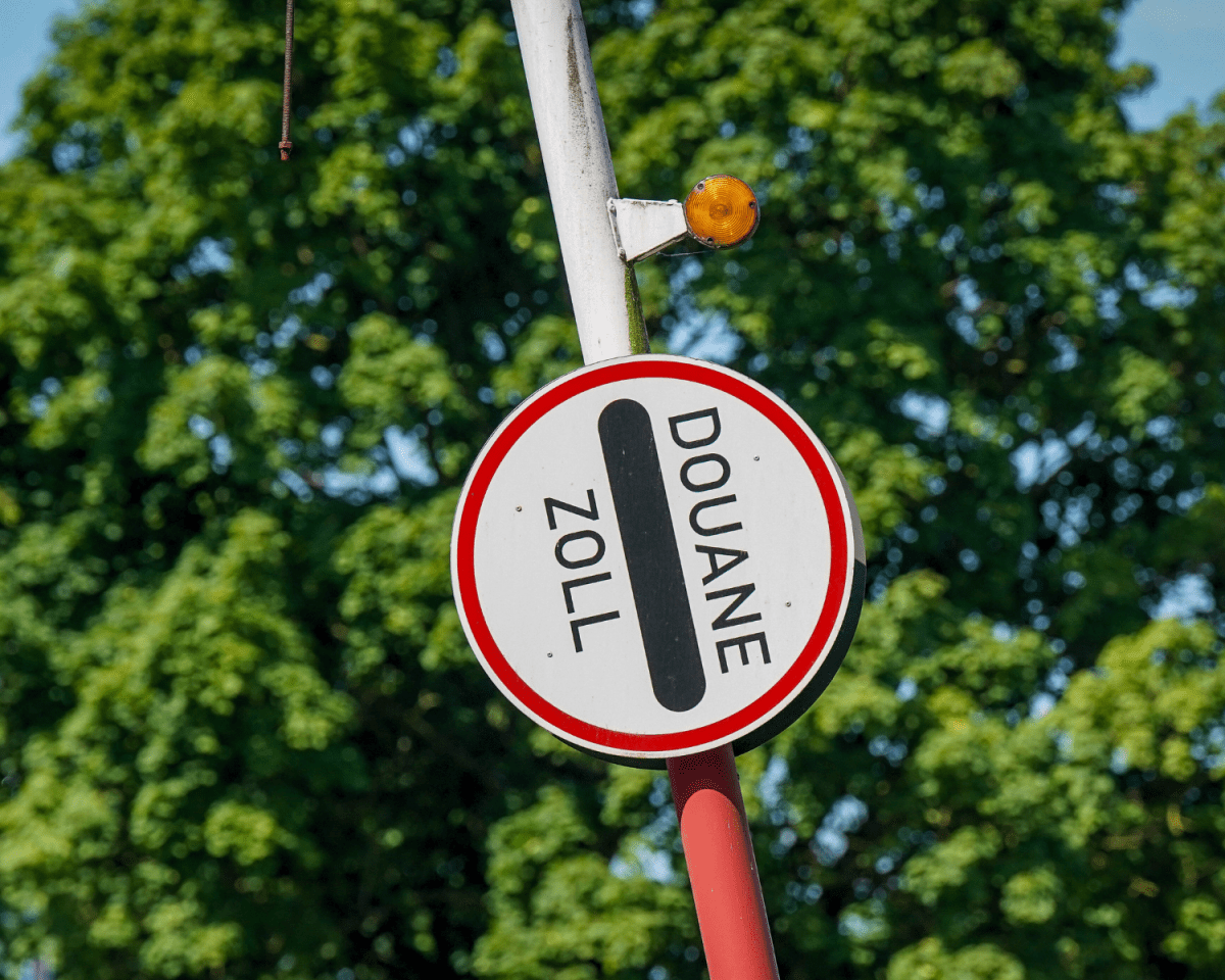 Geheimtipp Deutschland: Dieses Dorf gehört zu zwei Ländern – gelbe Kreuze markieren die Grenze!