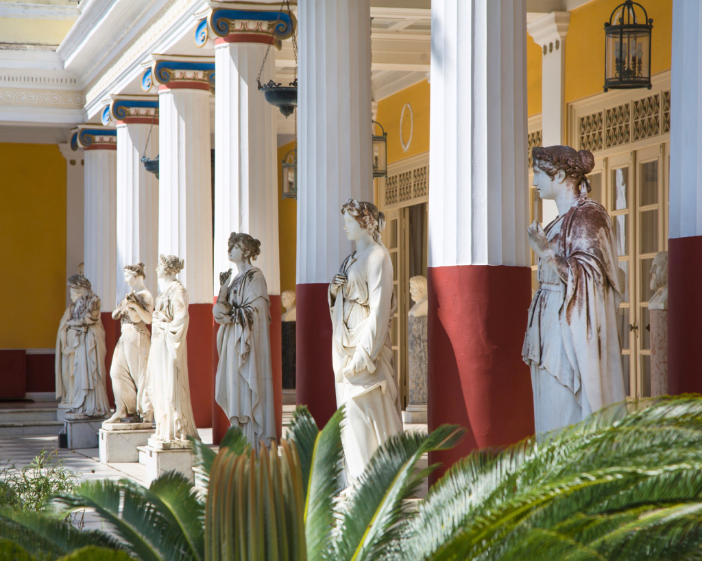 Im Achilleion auf Korfu stehen die bekanntesten Statuen des griechischen Helden Achilles: der "Sterbende Achill" von Ernst Herter und der "Siegreiche Achill" von Johannes Götz.