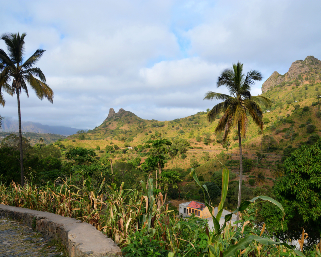 Die Landschaft reicht von zerklüfteten Vulkanbergen im Inselinneren über weite, grüne Täler bis hin zu ruhigen, versteckten Stränden an der Küste.