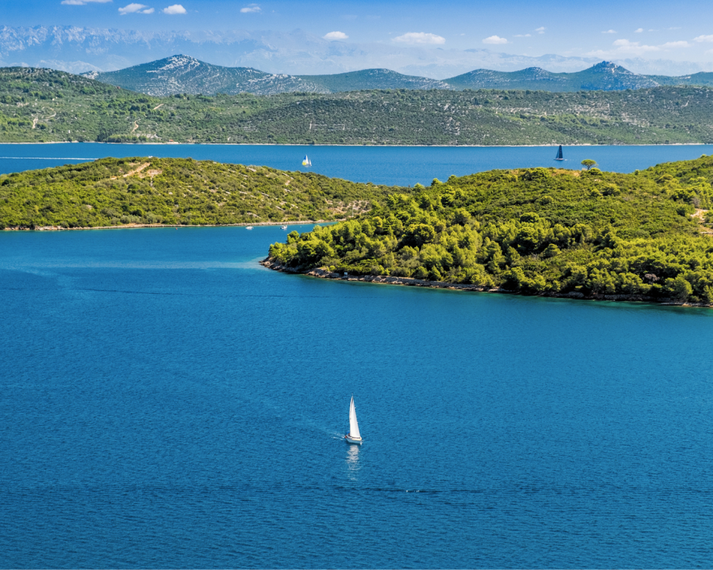 Die Fähre auf die Insel Rava startet von Hafen Zadar aus und durchquert zuerst den schmalen Kanal zwischen der Insel Ugljan und Pasman.