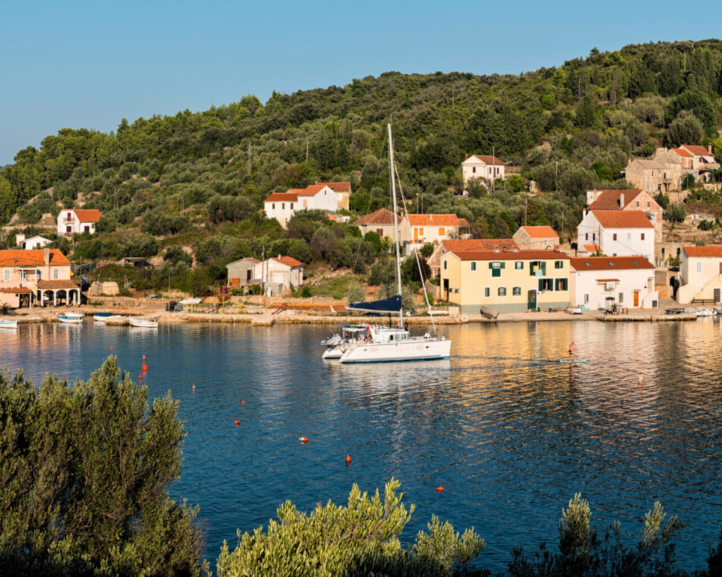 Von Zadar aus gelangst du per Fähre oder Katamaran auf die Insel.