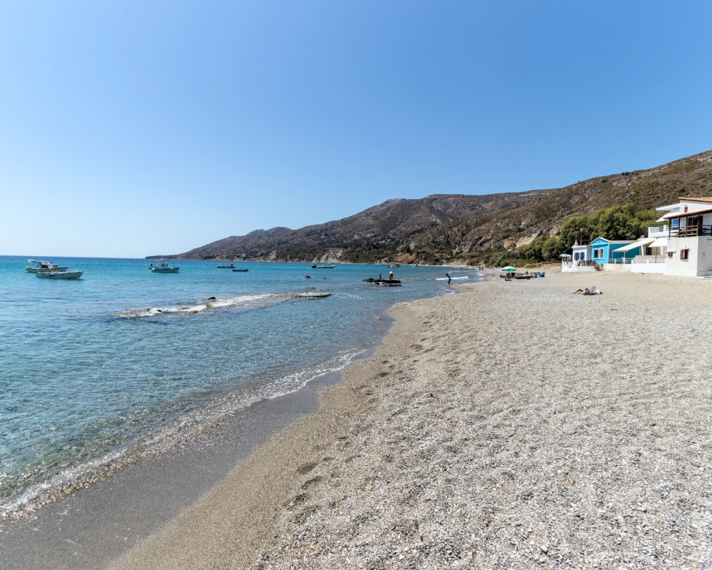 Wenn du gerne abseits der ausgetretenen Pfade unterwegs bist und friedliche Kleinstädte den glitzernden Strandresorts vorziehst, ist Ikaria die perfekte griechische Insel für dich.