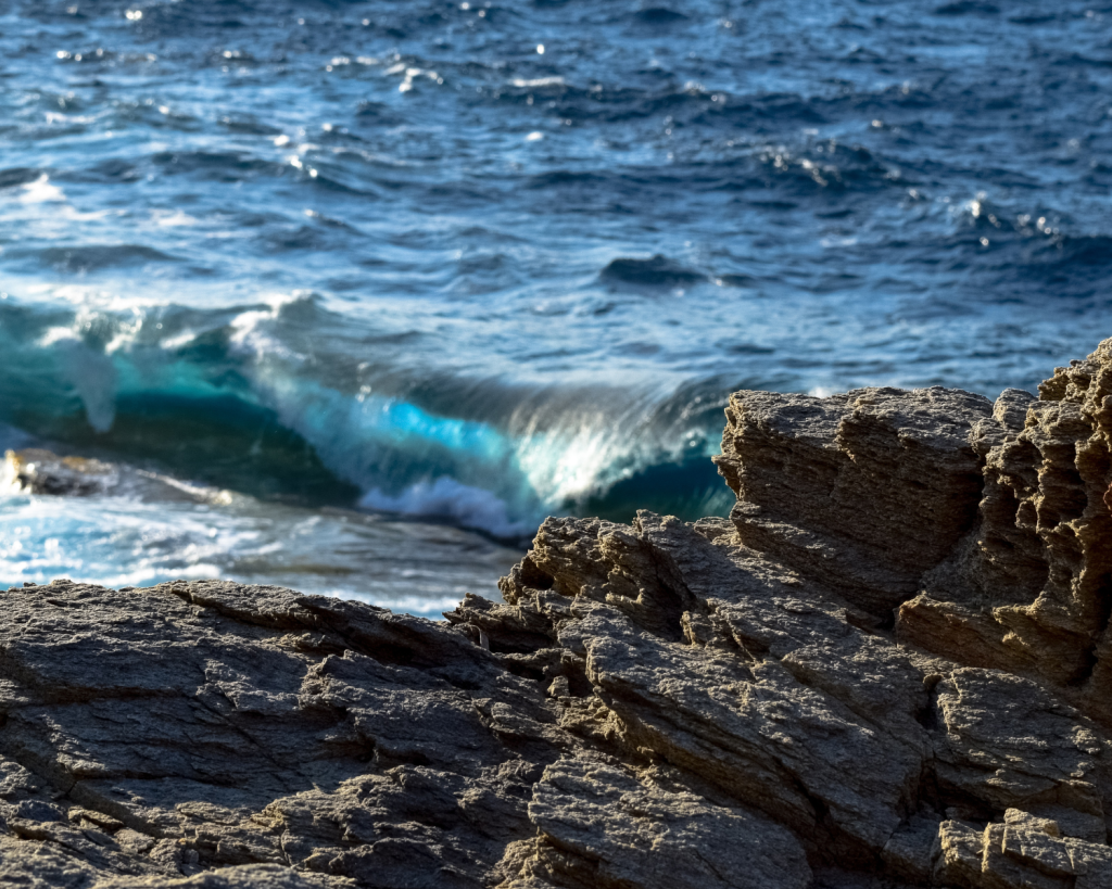 Im Gegensatz zu einigen ihrer glamouröseren Nachbarn in der Ägäis wie Mykonos und Santorin, hat Ikaria eine rustikale, entspannte Atmosphäre, die zu den Kiesstränden und der rauen Landschaft passt. 