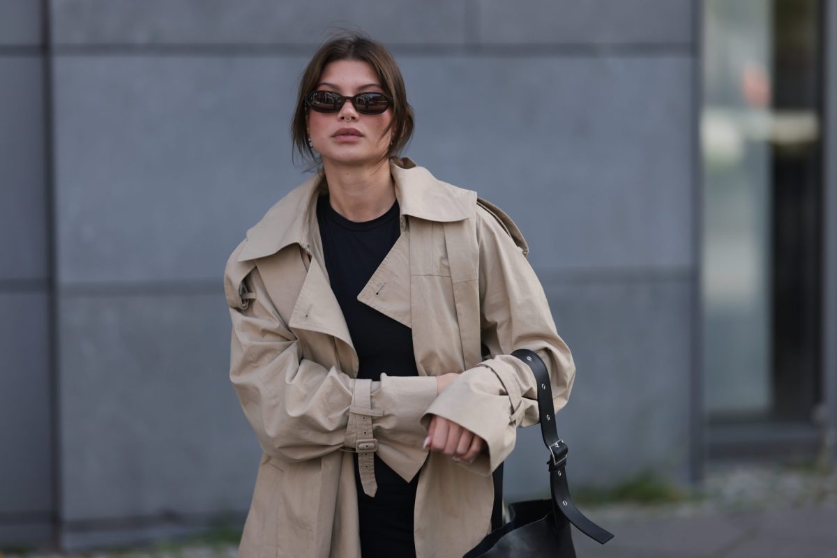 Frau mit Wildlederjacke