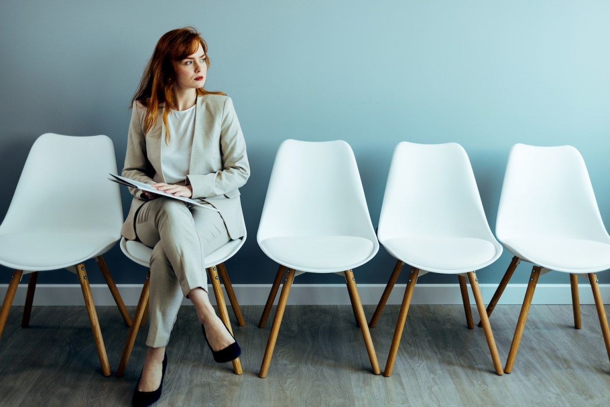 Eine Bewerberin wartet geduldig auf ihr Vorstellungsgespräch.