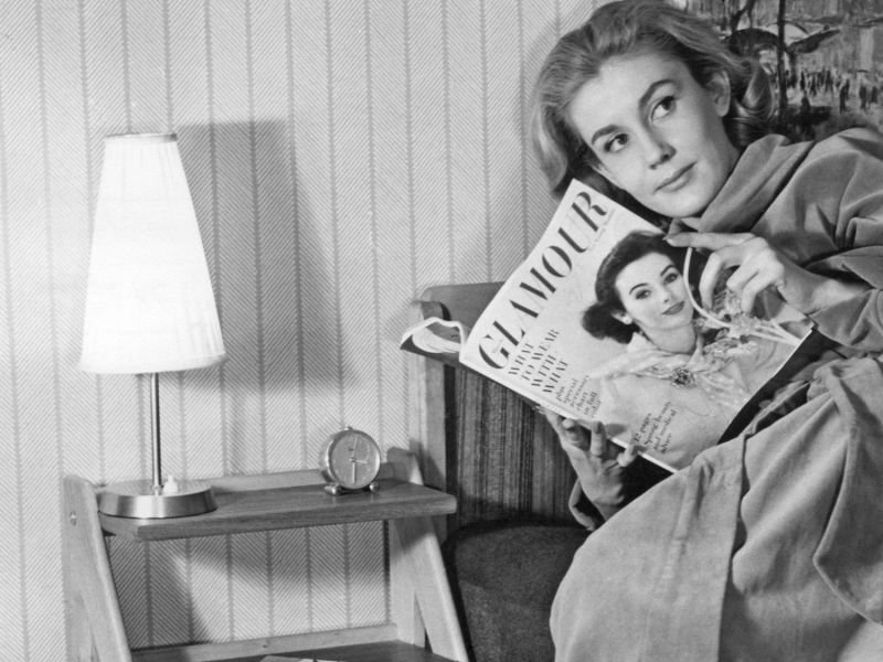 Frau liest die Vogue.