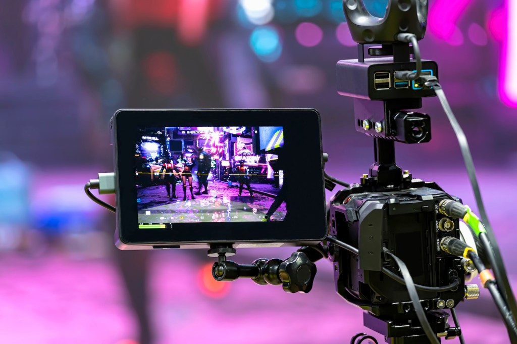 Professionelle Videokamera im Studio wird live übertragen.