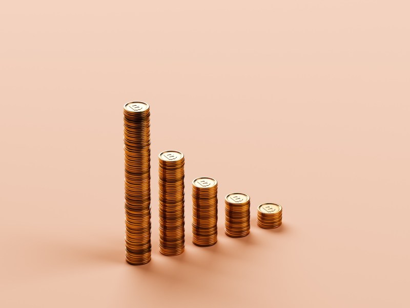 Fünf Münzstapel stehen nebeneinander.