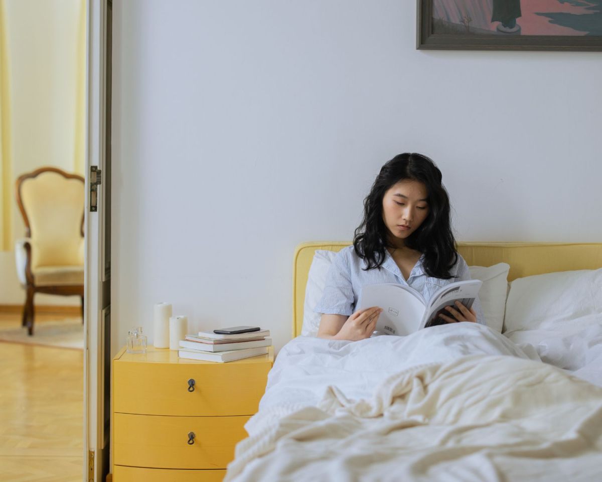 Frau liest im Bett