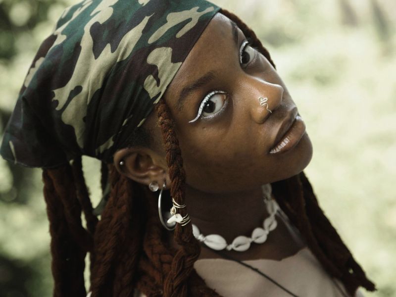 Frau im Navy Seal Look mit camouflage