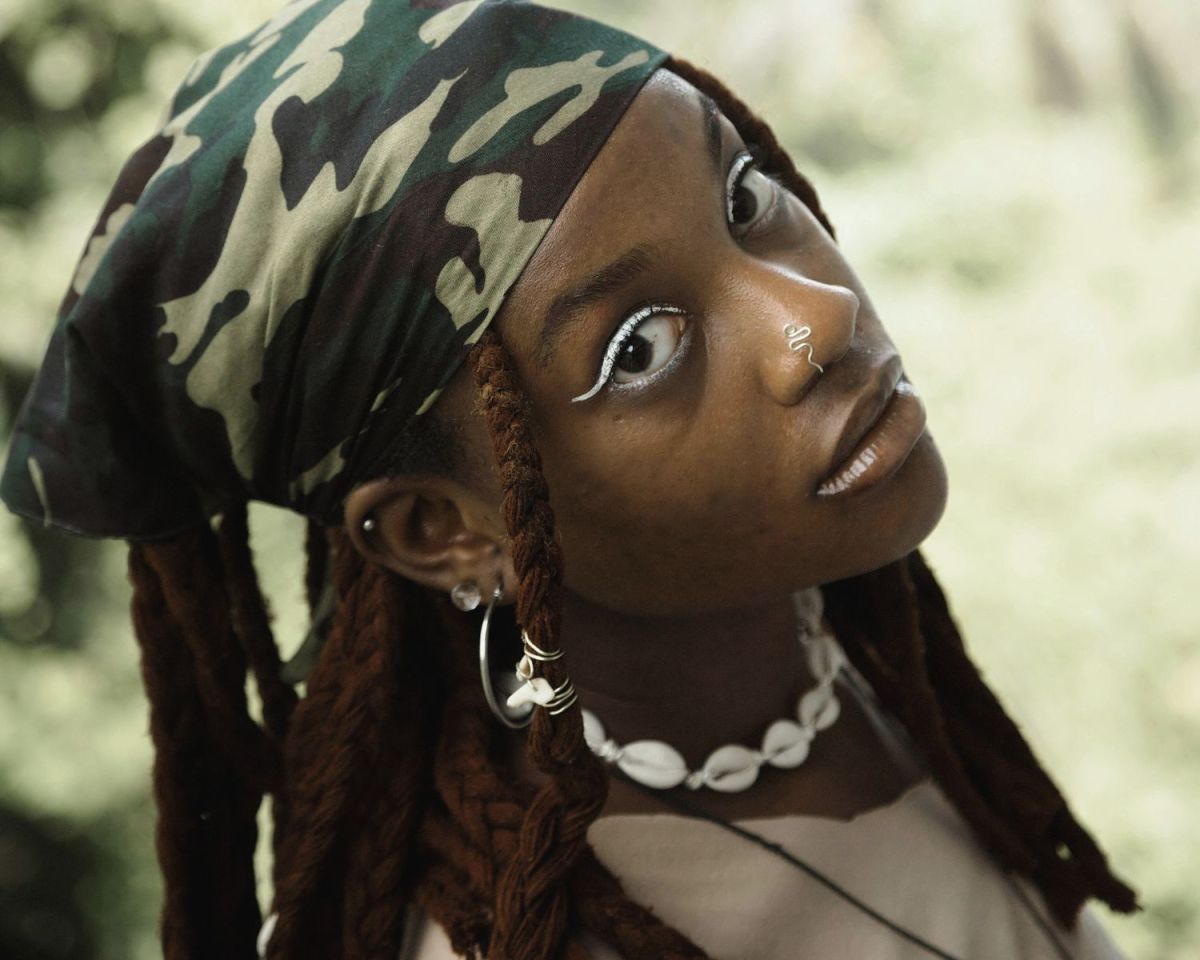 Frau im Navy Seal Look mit camouflage