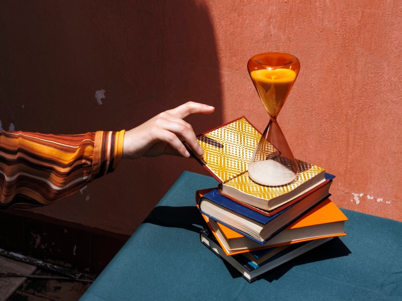 Hand berührt Bücher