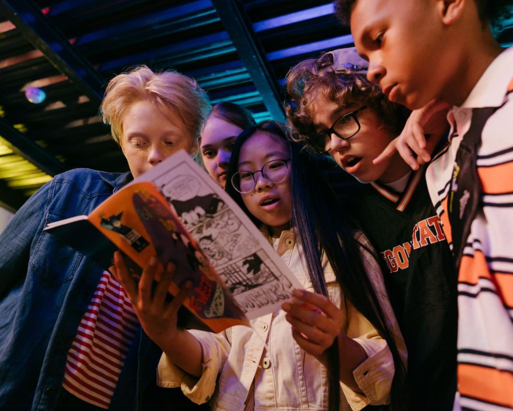 Kinder lesen ein Comic-Heft