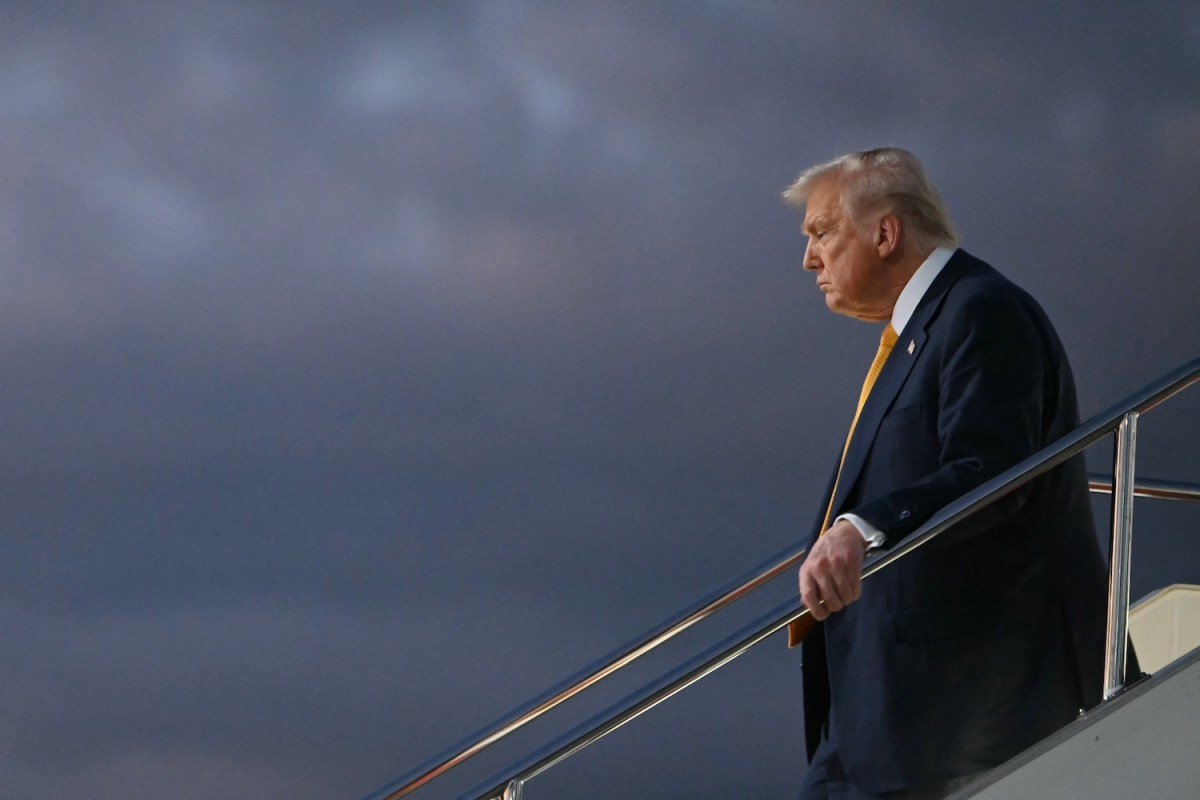 Donald Trump steigt aus der Air Force One aus.