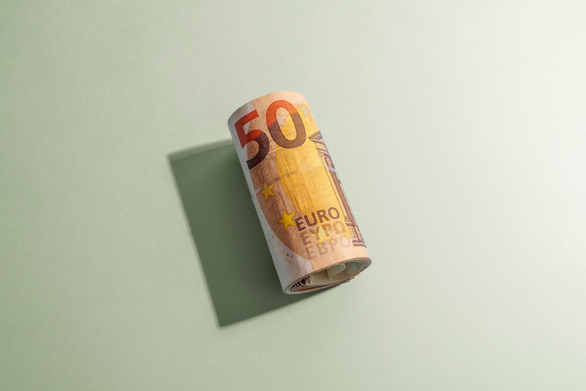 Fünfzig-Euro-Scheine auf orange-grünem Hintergrund.