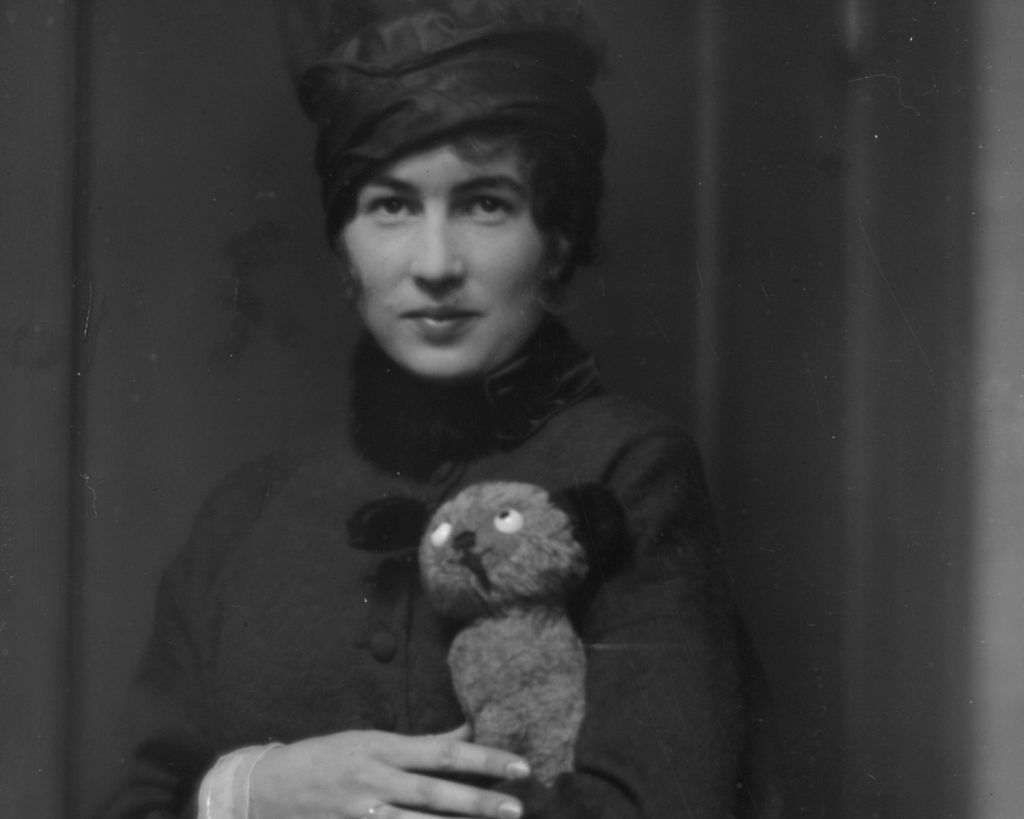 Frau mit altem Kuscheltier