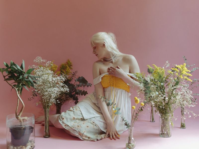 Frazu mit weißen Haaren und Pflanzen