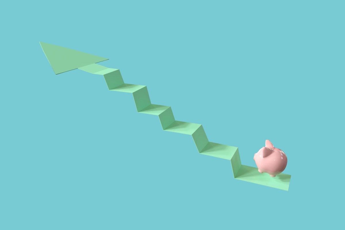 Ein pinkes Sparschwein springt auf einen Pfeil nach oben. Vor blauem Hintergrund.